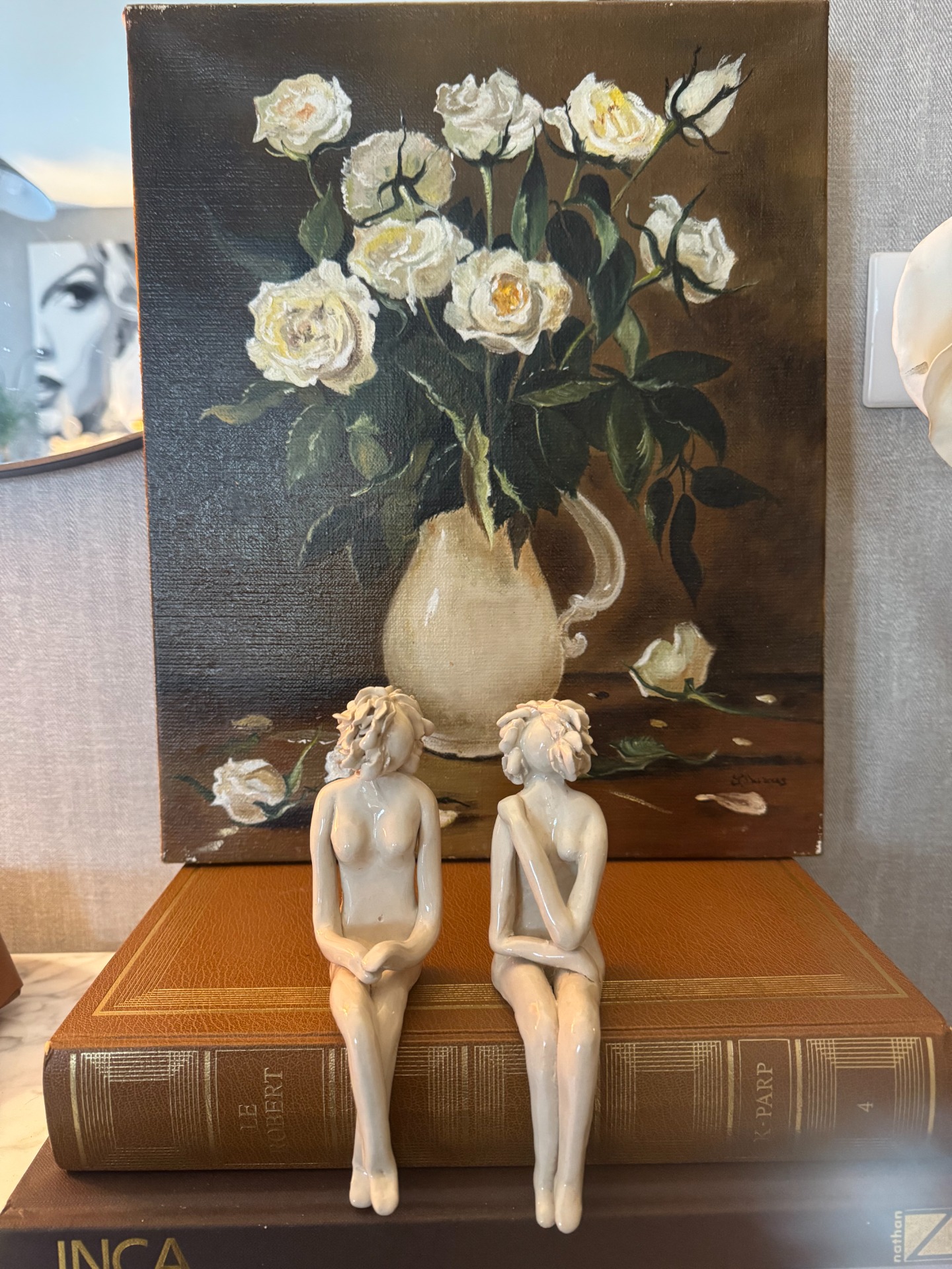 Posées sur un livre , Les filles vous invitent à vous imprégner de leur sérénité et leur joie, quoiqu'il arrive 