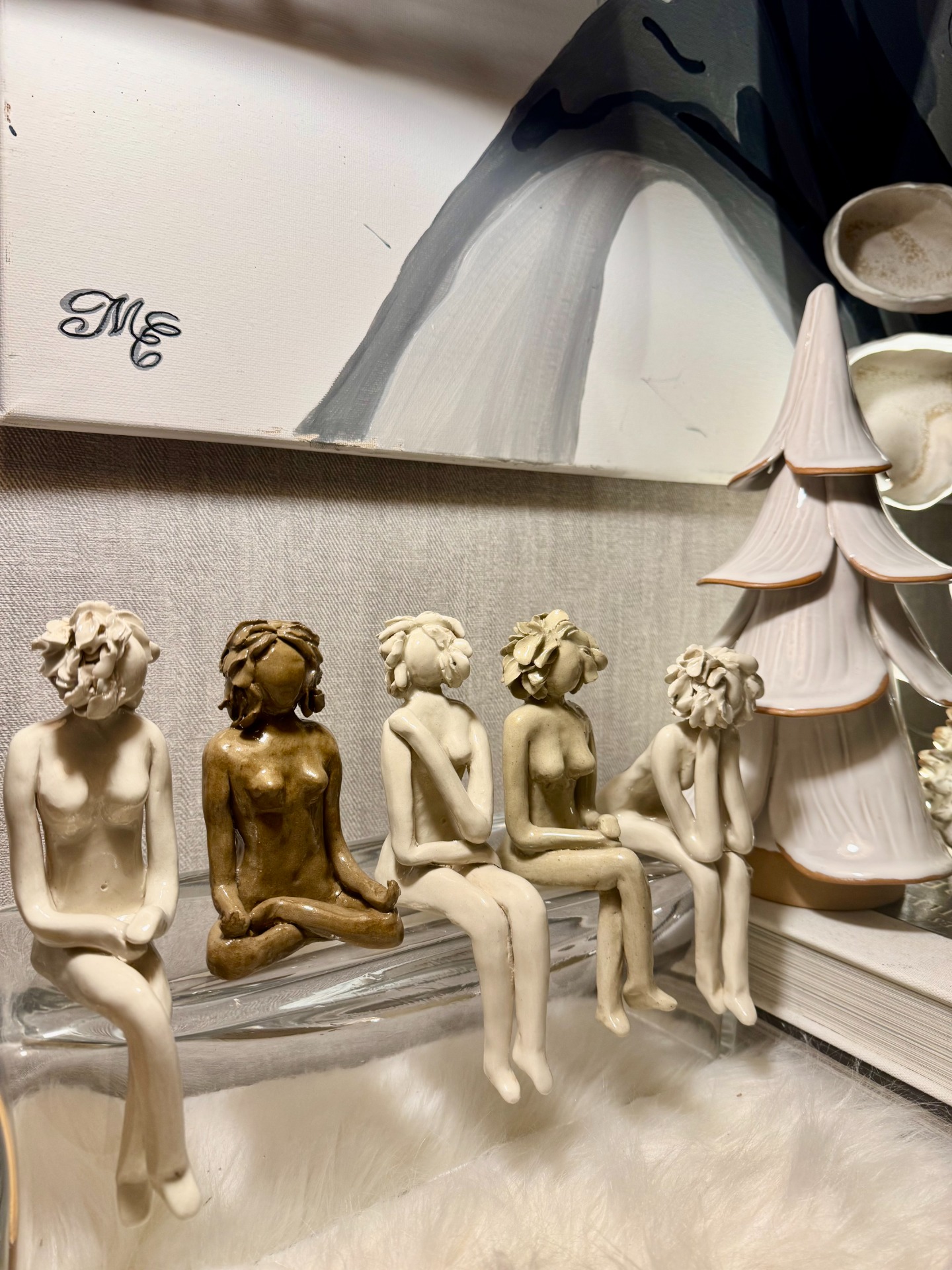 Sur un banc, les filles assises  , elles posent un regard bienveillant envers les autres et vous invitent à  profiter une journée douce et apaisante 